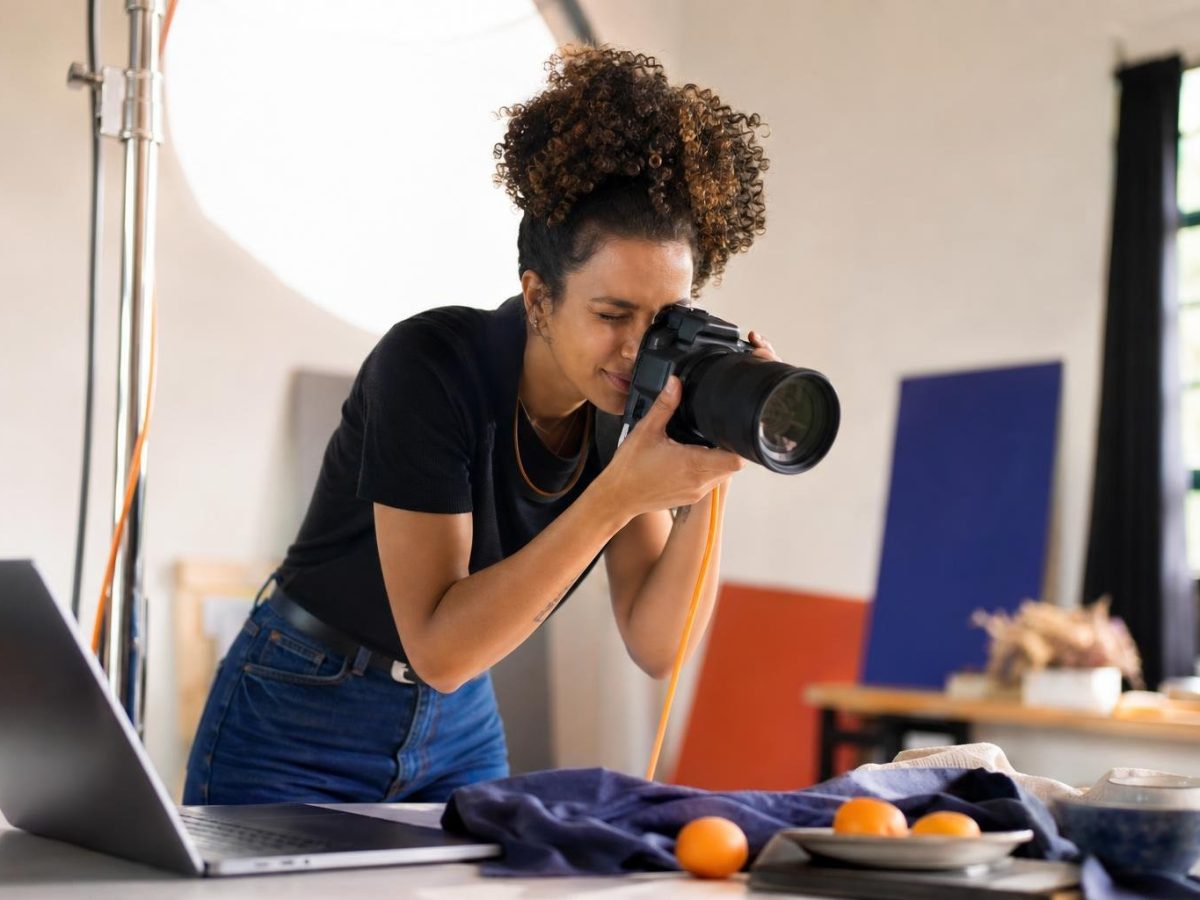 Um(a) profissional brasileiro(a) trabalhando como fotógrafo, no dia a dia da profissão