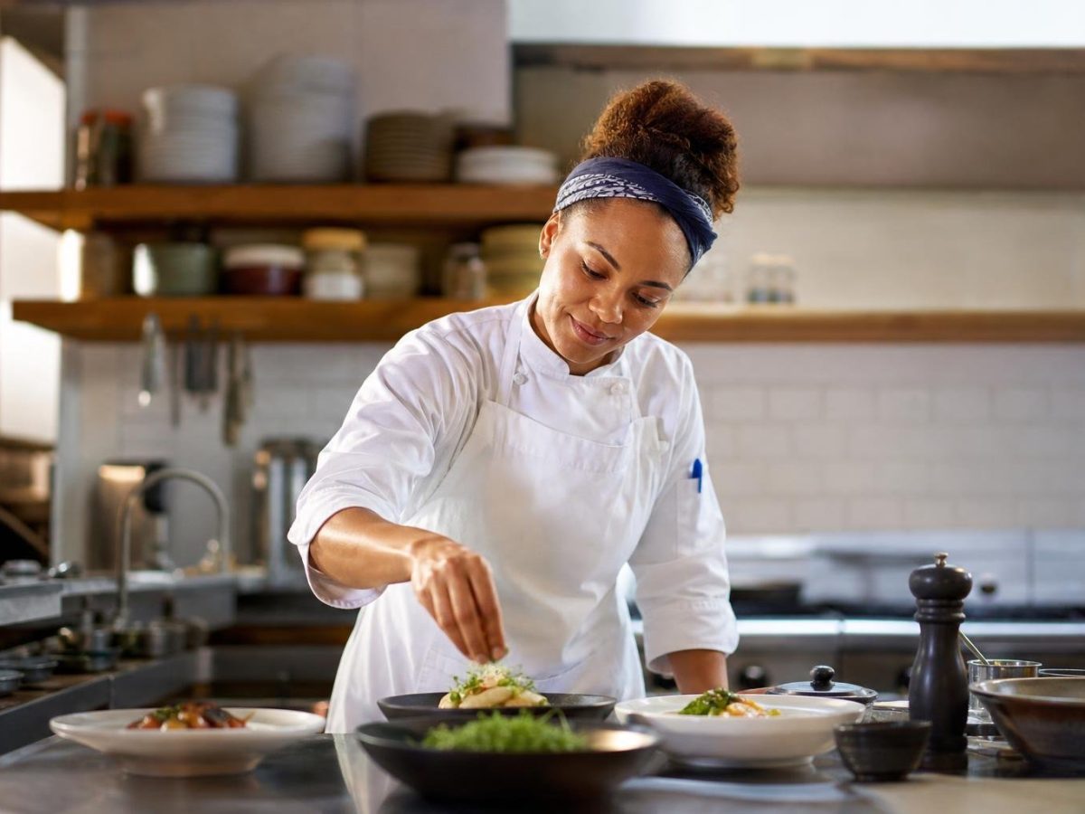 Profissionais da área de gastronomia trabalhando